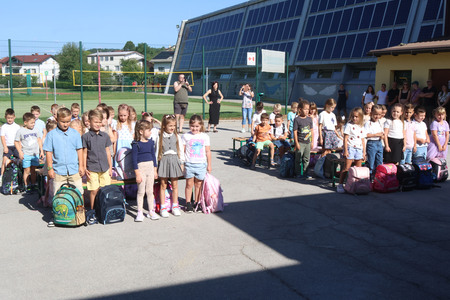 PRVI ŠOLSKI DAN CERKNICA 03 FOTO LJUBO VUKELIČ